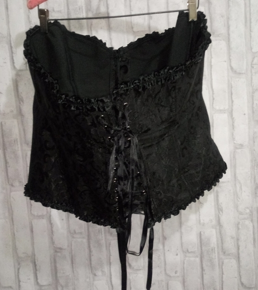 Elegant, black strapless jaquard satin corset with ruffled trim - Picture 5 of 14